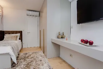 Split 2-Bedroom Sea-Front Apartment with Hot Tub