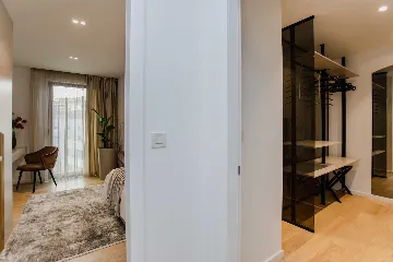 Split 2-Bedroom Sea-Front Apartment with Hot Tub