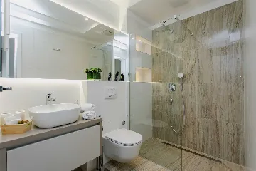 Split 2-Bedroom Sea-Front Apartment with Hot Tub