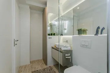 Split 2-Bedroom Sea-Front Apartment with Hot Tub