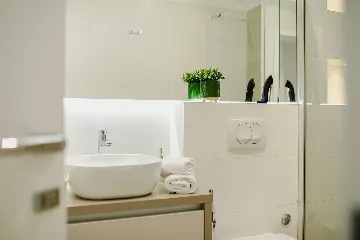 Split 2-Bedroom Sea-Front Apartment with Hot Tub