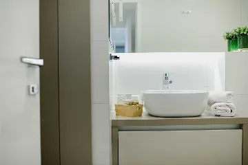 Split 2-Bedroom Sea-Front Apartment with Hot Tub