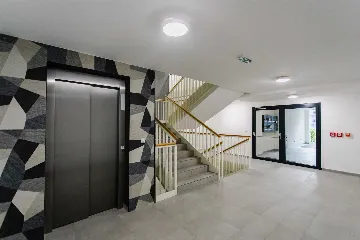 Split 2-Bedroom Sea-Front Apartment with Hot Tub