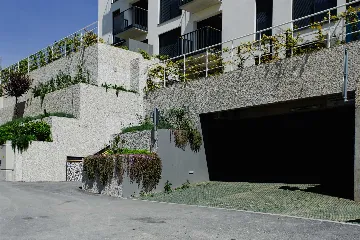 Split 2-Bedroom Sea-Front Apartment with Hot Tub