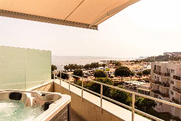 Split 2-Bedroom Sea-Front Apartment with Hot Tub