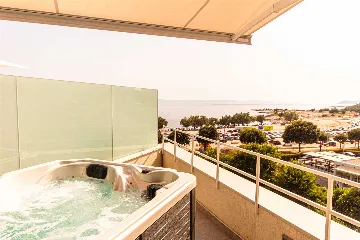 Split 2-Bedroom Sea-Front Apartment with Hot Tub