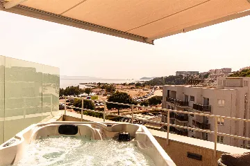 Split 2-Bedroom Sea-Front Apartment with Hot Tub