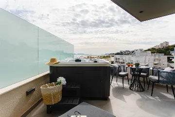 Split 2-Bedroom Sea-Front Apartment with Hot Tub