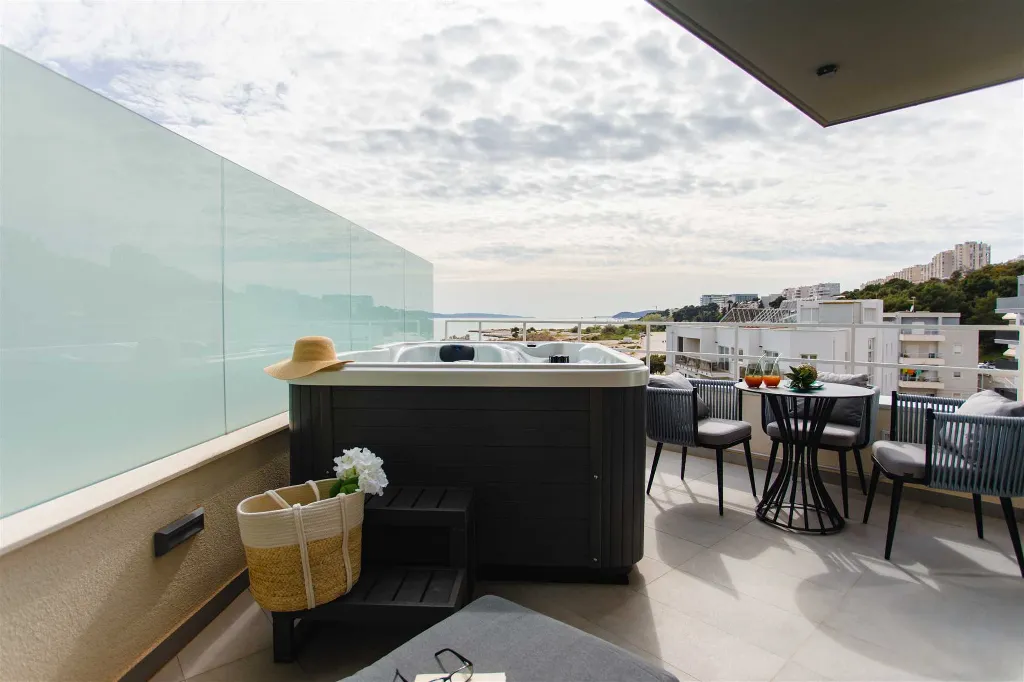Split 2-Bedroom Sea-Front Apartment with Hot Tub