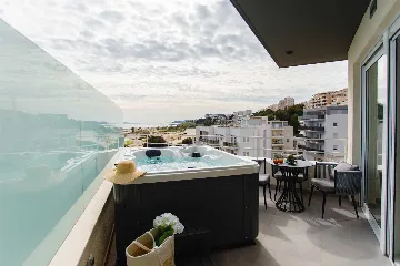 Split 2-Bedroom Sea-Front Apartment with Hot Tub