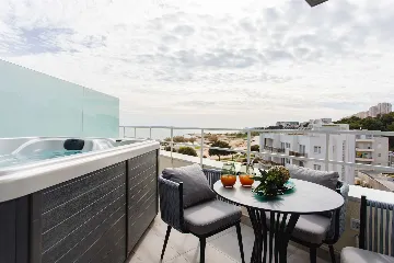 Split 2-Bedroom Sea-Front Apartment with Hot Tub
