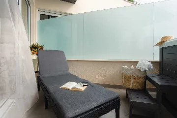 Split 2-Bedroom Sea-Front Apartment with Hot Tub