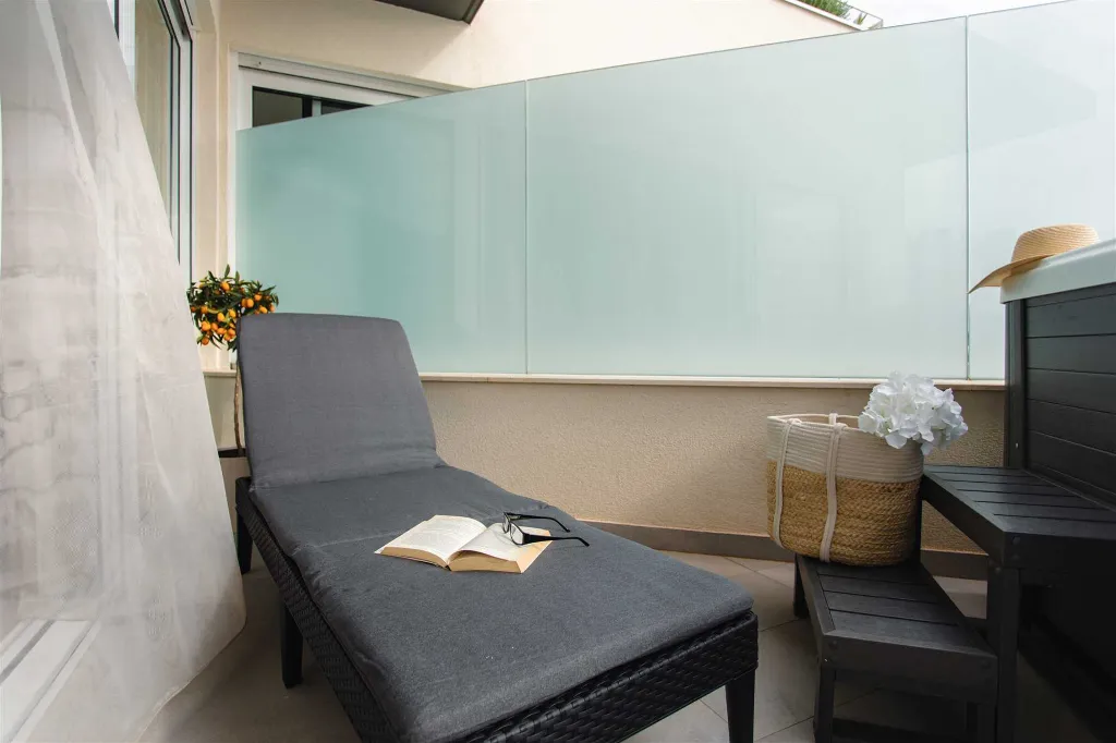 Split 2-Bedroom Sea-Front Apartment with Hot Tub