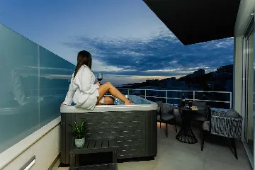 Split 2-Bedroom Sea-Front Apartment with Hot Tub