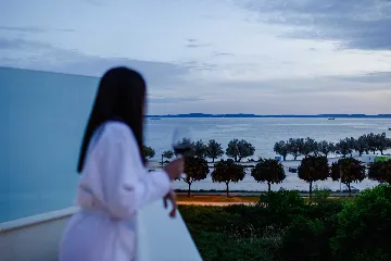 Split 2-Bedroom Sea-Front Apartment with Hot Tub