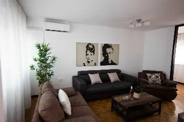 Split 3-Bedroom Apartment with City-View Balcony