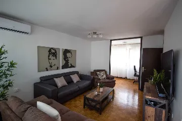 Split 3-Bedroom Apartment with City-View Balcony