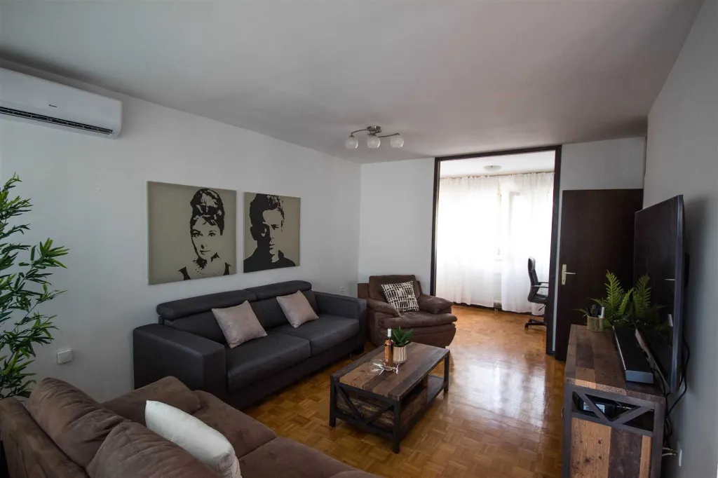 Split 3-Bedroom Apartment with City-View Balcony