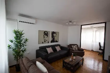 Split 3-Bedroom Apartment with City-View Balcony