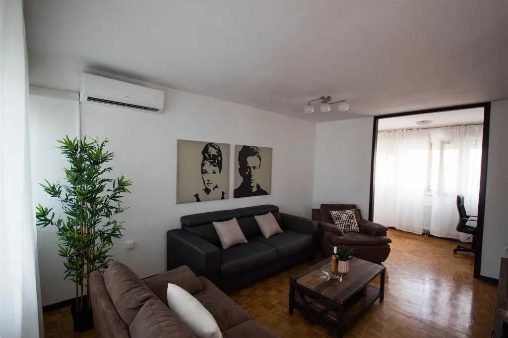 Split 3-Bedroom Apartment with City-View Balcony