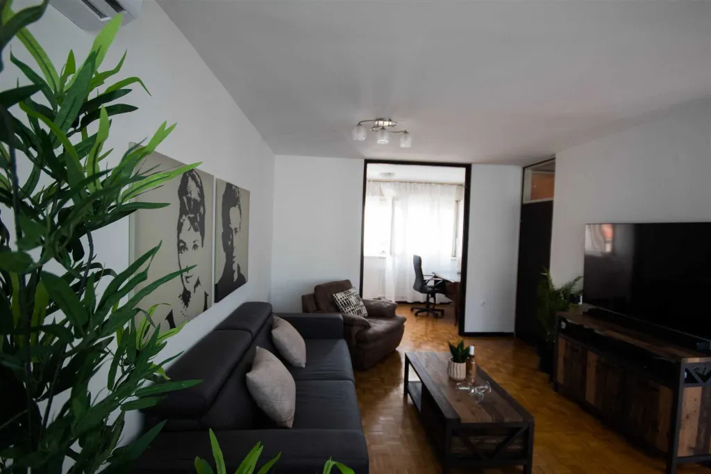 Split 3-Bedroom Apartment with City-View Balcony