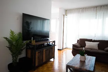 Split 3-Bedroom Apartment with City-View Balcony