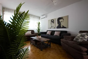 Split 3-Bedroom Apartment with City-View Balcony