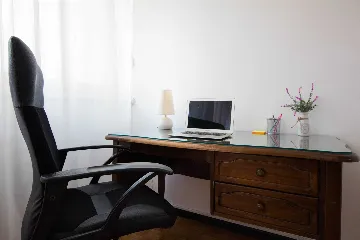 Split 3-Bedroom Apartment with City-View Balcony