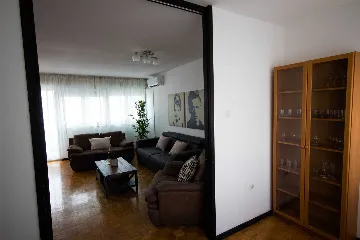 Split 3-Bedroom Apartment with City-View Balcony