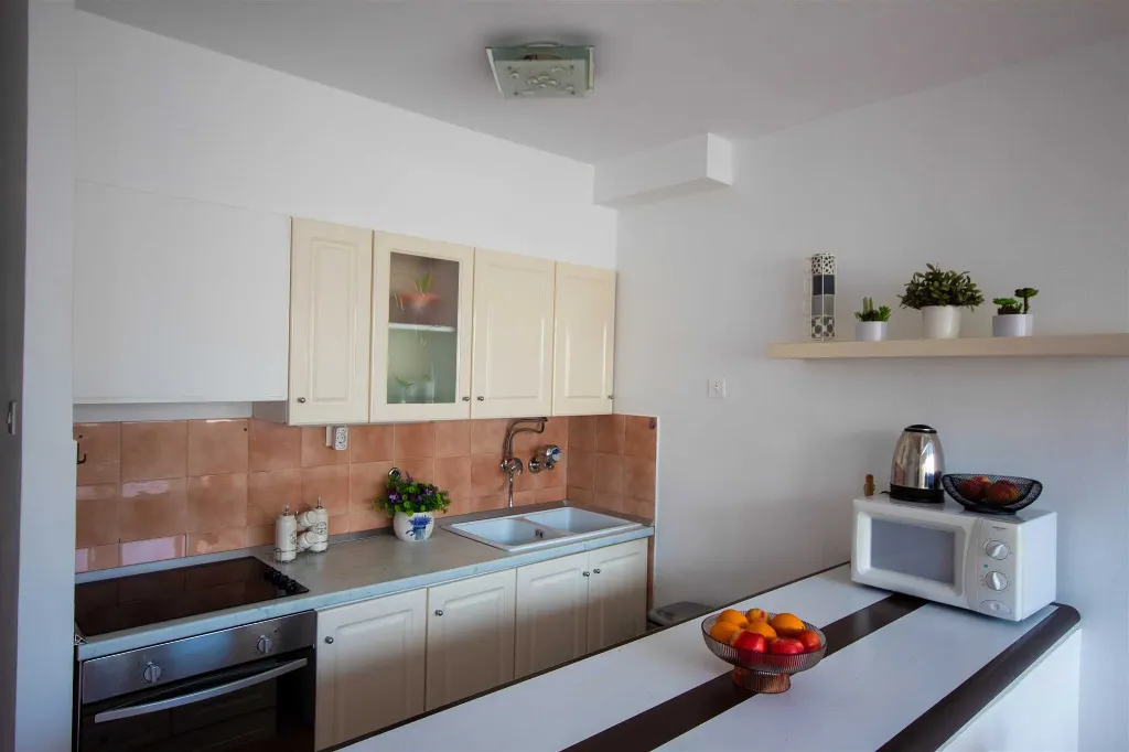 Split 3-Bedroom Apartment with City-View Balcony