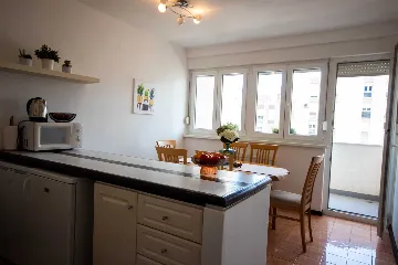 Split 3-Bedroom Apartment with City-View Balcony