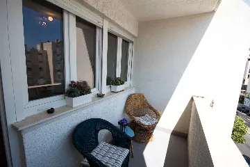 Split 3-Bedroom Apartment with City-View Balcony