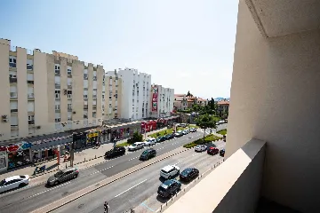Split 3-Bedroom Apartment with City-View Balcony