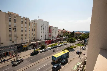 Split 3-Bedroom Apartment with City-View Balcony