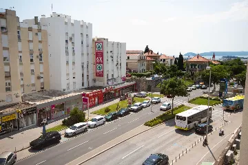 Split 3-Bedroom Apartment with City-View Balcony