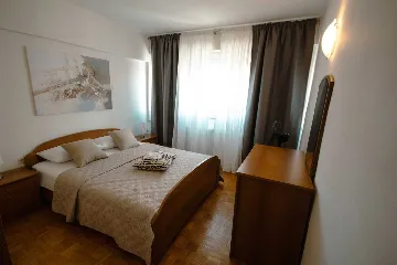 Split 3-Bedroom Apartment with City-View Balcony