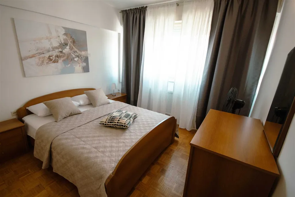 Split 3-Bedroom Apartment with City-View Balcony