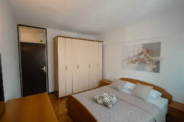 Split 3-Bedroom Apartment with City-View Balcony