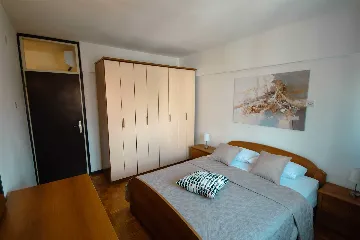 Split 3-Bedroom Apartment with City-View Balcony