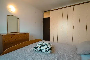 Split 3-Bedroom Apartment with City-View Balcony