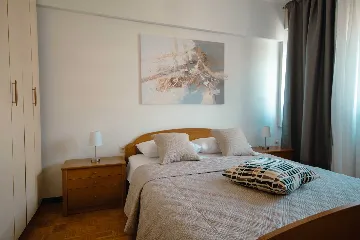 Split 3-Bedroom Apartment with City-View Balcony