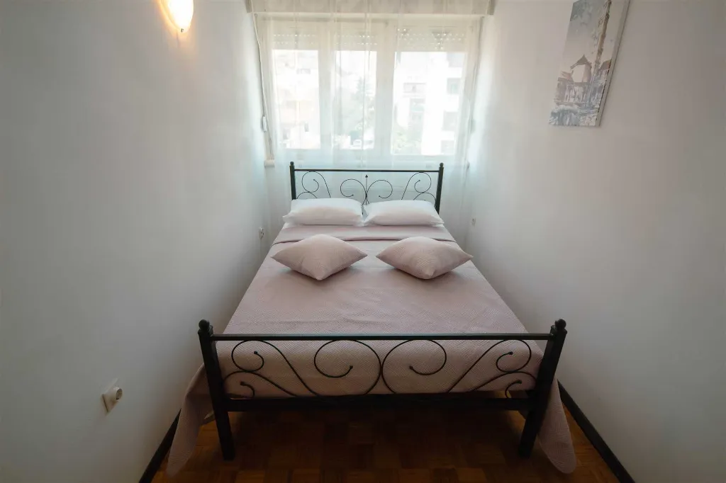 Split 3-Bedroom Apartment with City-View Balcony