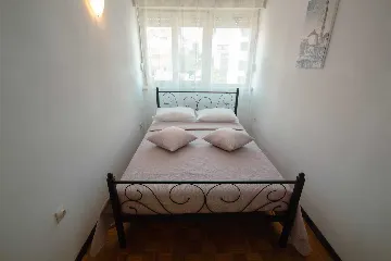 Split 3-Bedroom Apartment with City-View Balcony