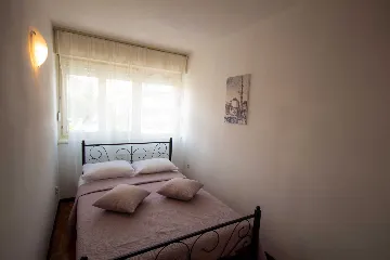 Split 3-Bedroom Apartment with City-View Balcony