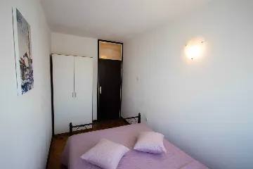 Split 3-Bedroom Apartment with City-View Balcony