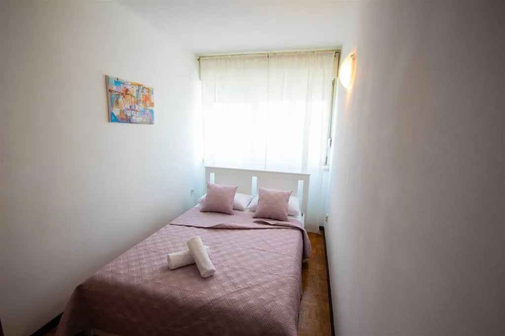 Split 3-Bedroom Apartment with City-View Balcony