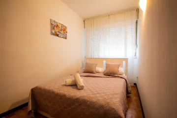 Split 3-Bedroom Apartment with City-View Balcony