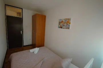 Split 3-Bedroom Apartment with City-View Balcony