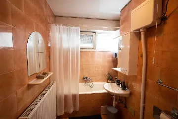 Split 3-Bedroom Apartment with City-View Balcony