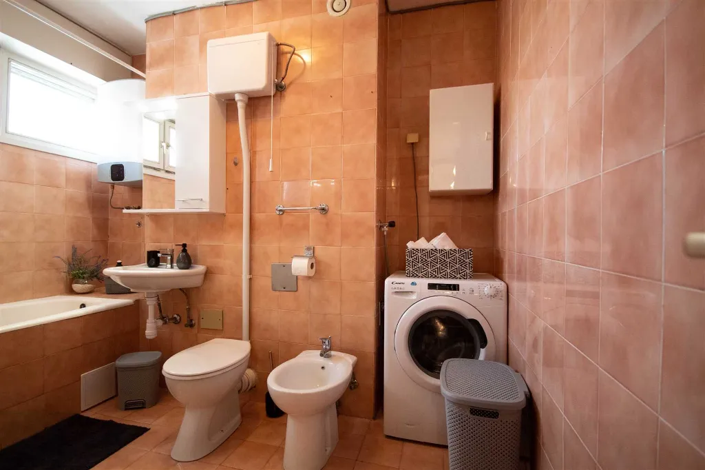 Split 3-Bedroom Apartment with City-View Balcony